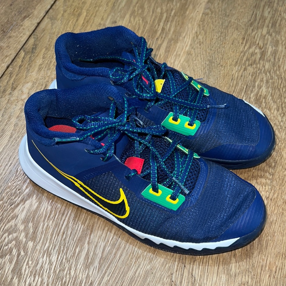 Kyrie Sneakers Sz 6